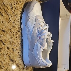 MEN CLASSIC REEBOK SIZE 11  BRITSH FLAG DECAL